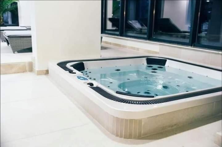 Alezzi Beach Resort Gorgeous Family Aparment Cu Piscina นาโวดาริ ภายนอก รูปภาพ