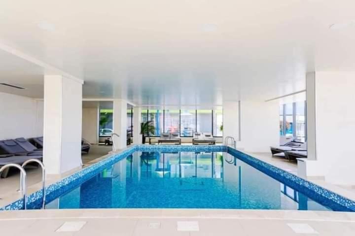 Alezzi Beach Resort Gorgeous Family Aparment Cu Piscina นาโวดาริ ภายนอก รูปภาพ