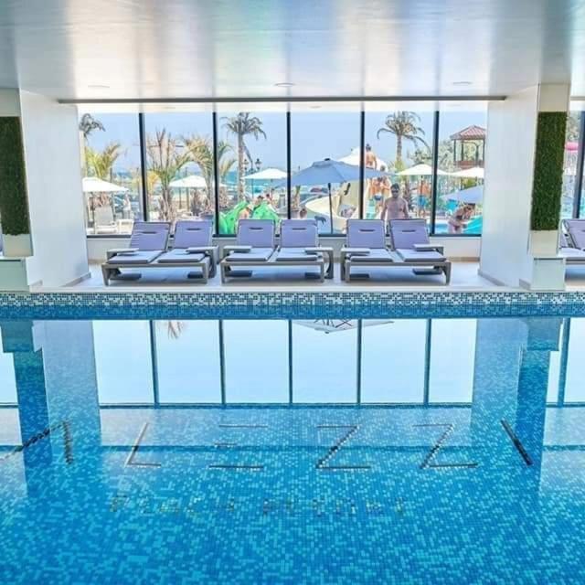 Alezzi Beach Resort Gorgeous Family Aparment Cu Piscina นาโวดาริ ภายนอก รูปภาพ